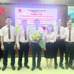 Các đại biểu tại điểm cầu Quảng Ngãi chúc mừng nhóm nghiên cứu