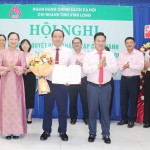 Phó Tổng Giám đốc NHCSXH Huỳnh Văn Thuận (ngoài cùng bên phải) chúc vui Ban Giám đốc chi nhánh NHCSXH tỉnh Vĩnh Long (mới)