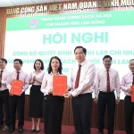 Phó Tổng Giám đốc NHCSXH Vương Văn Minh trao các Quyết định bổ nhiệm cho bà Nguyễn Thị Ngọc Thu và Ban lãnh đạo chi nhánh NHCSXH tỉnh Lâm Đồng (mới)