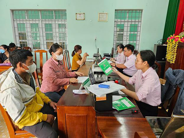 Phiên giao dịch xã đầu tiên (ngày 06/7/2025) sau sáp nhập tại Điểm giao dịch An Quang trên địa bàn xã An Hòa 