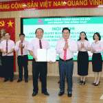 Phó Tổng Giám đốc NHCSXH Huỳnh Văn Thuận  (bên phải) trao Quyết định bổ nhiệm Quyền Giám đốc chi nhánh NHCSXH tỉnh Đồng Tháp cho đồng chí Dương Văn Hoàng