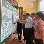 Chủ tịch UBND xã Trung Chính Vũ Văn Hào cùng đại diện lãnh đạo Phòng giao dịch NHCSXH Lương Tài, các hội, đoàn thể kiểm tra thông tin tín dụng chính sách công khai tại Điểm giao dịch Trung Chính ở xã Trung Chính