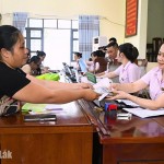 Giải ngân vốn cho người dân vùng biển tại điểm giao dịch Hòa Hiệp Nam, phường Hòa Hiệp