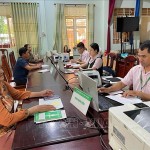 Cán bộ Phòng giao dịch NHCSXH Bù Gia Mập thực hiện giao dịch với người dân xã Phú Nghĩa