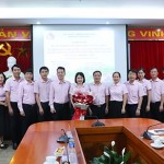 Các đại biểu chúc mừng nhóm nghiên cứu đề tài
