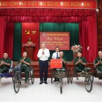 Nhân kỷ niệm 78 năm Ngày Thương binh - Liệt sĩ (27/7/1947 - 27/7/2025), chiều 15/7/2025, Tổng Bí thư Tô Lâm cùng Đoàn công tác Trung ương tới thăm hỏi, tặng quà thương binh, bệnh binh tại Trung tâm Điều dưỡng thương binh Thuận Thành (phường Ninh Xá (Bắc Ninh)
Ảnh: Thống Nhất/TTXVN