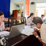 Người dân giao dịch tại điểm giao dịch Trí Bình, xã Hảo Đước (Tây Ninh)