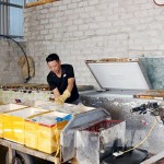 Xưởng sản xuất đá lạnh bảo quản thực phẩm của anh Nguyễn Văn Cố, phường Hà Nam mang lại nguồn thu nhập ổn định cho gia đình