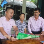 Cán bộ Phòng giao dịch NHCSXH Lang Chánh thường xuyên thăm hỏi, động viên, hướng dẫn các hộ trả lãi, gốc đúng thời hạn quy định hàng tháng