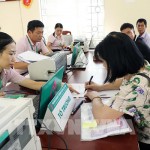 Hộ vay làm thủ tục nhận nguồn vốn giải ngân chương trình cho vay HSSV có hoàn cảnh khó khăn và nguồn vốn vay phát triển kinh tế gia đình tại điểm giao dịch