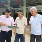 Cán bộ NHCSXH kiểm tra nguồn vốn vay và nắm bắt nhu cầu vay vốn chương trình HSSV trước thềm năm học mới