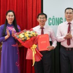 Bí thư Tỉnh ủy Quảng Ngãi Bùi Thị Quỳnh Vân (bìa trái) và Phó Tổng Giám đốc NHCSXH Đoàn Trung Thành (bìa phải) chúc mừng và trao Quyết định của Tổng Giám đốc NHCSXH cho Giám đốc chi nhánh NHCSXH tỉnh Quảng Ngãi Nguyễn Ngọc Tuấn