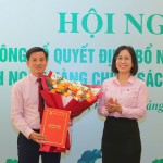 Phó Tổng Giám đốc Lê Thị Đức Hạnh trao Quyết định của Tổng Giám đốc NHCSXH và tặng hoa chúc mừng Giám đốc chi nhánh NHCSXH tỉnh Ninh Bình Phạm Đức Cường
