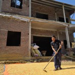 Ông Sùng Khoa Lằng ở xã Bản Lầu được hỗ trợ nguồn vốn ưu đãi để xây nhà ở, ổn định cuộc sống