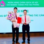 Phó Tổng Giám đốc Hoàng Minh Tế (bìa phải) trao Quyết định của Tổng Giám đốc NHCSXH bổ nhiệm ông Hoàng Liên Sơn và tặng hoa chúc mừng