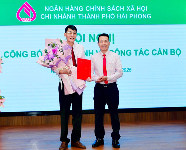 Phó Tổng Giám đốc Hoàng Minh Tế (bìa phải) trao Quyết định của Tổng Giám đốc NHCSXH bổ nhiệm ông Hoàng Liên Sơn và tặng hoa chúc mừng Phó Tổng Giám đốc Hoàng Minh Tế (bìa phải) trao Quyết định của Tổng Giám đốc NHCSXH bổ nhiệm ông Hoàng Liên Sơn và tặng hoa chúc mừng