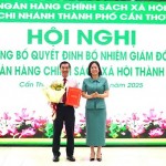 Phó Tổng Giám đốc Lê Thị Đức Hạnh trao Quyết định của Tổng Giám đốc NHCSXH và tặng hoa Giám đốc chi nhánh NHCSXH TP Cần Thơ Lăng Chánh Huệ Thảo