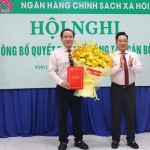 Phó Tổng Giám đốc Huỳnh Văn Thuận (bìa phải) trao Quyết định của Tổng Giám đốc NHCSXH bổ nhiệm Giám đốc chi nhánh NHCSXH tỉnh Vĩnh Long Lê Hoàng Phi