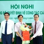 Phó Chủ tịch UBND tỉnh Gia Lai Lâm Hải Giang (bìa trái) cùng Phó Tổng Giám đốc NHCSXH Đoàn Trung Thành (bìa phải) trao Quyết định và chúc mừng Giám đốc chi nhánh NHCSXH tỉnh Gia Lai Nguyễn Minh Hướng