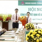 Phó Tổng Giám đốc NHCSXH Nguyễn Đức Hải trao Quyết định của Tổng Giám đốc NHCSXH và tặng hoa chúc mừng Giám đốc chi nhánh NHCSXH tỉnh Phú Thọ Nguyễn Minh Hưng