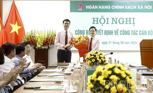 Phó Tổng Giám đốc NHCSXH Nguyễn Đức Hải trao Quyết định của Tổng Giám đốc NHCSXH và tặng hoa chúc mừng Giám đốc chi nhánh NHCSXH tỉnh Phú Thọ Nguyễn Minh Hưng