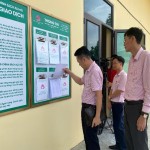 Phó Tổng Giám đốc NHCSXH Hoàng Minh Tế và Lanh đạo chi nhánh NHCSXH TP Hải Phòng kiểm tra tình hình hoạt động tại điểm giao dịch Cẩm Thượng, phường Thành Đông