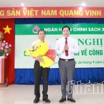 Phó Tổng Giám đốc NHCSXH Vương Văn Minh (bìa phải) trao Quyết định và chúc mừng Giám đốc Hồ Đắc Thích