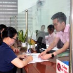 Chị Kim Tuyến vay vốn cho con học ngành STEM tại Phòng giao dịch NHCSXH Tánh Linh