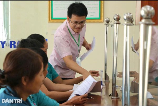 Cán bộ NHCSXH hướng dẫn người vay hoàn tất thủ tục vay vốn 2