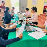 Cán bộ Phòng giao dịch Ngân hàng Chính sách xã hội Lạng Giang giải ngân cho vay tại điểm giao dịch tại Nhà văn hoá thôn Nam Tiến