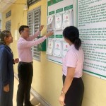 Phó Giám đốc chi nhánh NHCSXH tỉnh Phú Thọ Nguyễn Tuấn Ngọc (ở giữa) kiểm tra hoạt động ở các điểm giao dịch