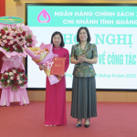 Phó Tổng Giám đốc NHCSXH Lê Thị Đức Hạnh (bìa phải) trao Quyết định và chúc mừng Giám đốc Trần Đức Xuân Hương