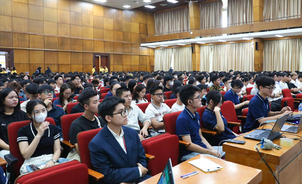 Sinh vien tham gia buoi huong dan