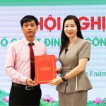 Phó Tổng Giám đốc NHCSXH Nguyễn Thị Hằng trao Quyết định bổ nhiệm cho Giám đốc chi nhánh Đoàn Công Thiệt