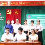 Phòng giao dịch NHCSXH Phú Lộc giải ngân vốn vay cho phụ huynh sinh viên đầu tiên được vay theo Quyết định số 29/2025/QĐ-TTg ngày 28/8/2025 của Thủ tướng Chính phủ