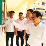 Phó Vụ trưởng Vụ Định chế tài chính Nguyễn Việt Hưng cùng đoàn công tác kiểm tra NHCSXH niêm yết công khai thông tin tín dụng chính sách tại xã Yên Sơn