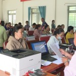 Bà Nguyễn Thị Thu Hương (bìa trái) ở khu phố Đồng Cỏ Đỏ, phường Bình Minh tại buổi giải ngân vốn vay HSSV có hoàn cảnh khó khăn