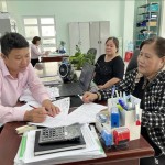 Cán bộ NHCSXH tỉnh Tây Ninh hướng dẫn phụ huynh học sinh, sinh viên hoàn thiện thủ tục vay vốn