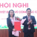 Phó Tổng Giám đốc NHCSXH Huỳnh Văn Thuận trao quyết định bổ nhiệm cho Giám đốc chi nhánh Nguyễn Thị Ngọc Thu