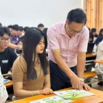 Phó Giám đốc chi nhánh NHCSXH tỉnh Hoàng Đình Nhuận giới thiệu về chương trình cho vay với người học các ngành STEM