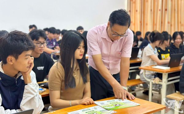 Ông Hoàng Đình Nhuận, Phó Giám đốc chi nhánh NHCSXH tỉnh Thái Nguyên giới thiệu về Chương trình cho vay STEM.