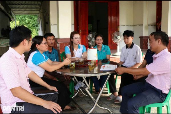 Đại diện NHCSXH và các tổ ủy thác, tổ tiết kiệm vay vốn truyền thông gói tín dụng ưu đãi mới đến người dân 4