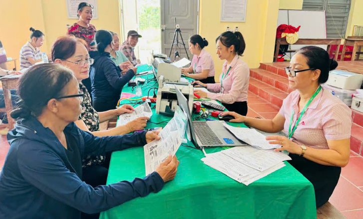 Chi nhánh NHCSXH tỉnh Bắc Ninh tang cường giải ngân ở các điểm giao dịch trong thời kỳ sáp nhập
