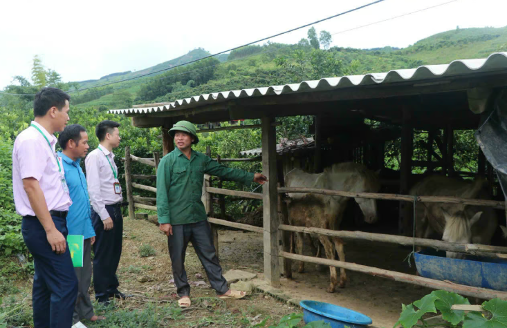 Cán bộ NHCSXH bám sát cơ sở , tận tâm giúp dân vay vốn thuận lợi , sử dụng vốn phát triển kinh tế, cải thiện cuộc sống