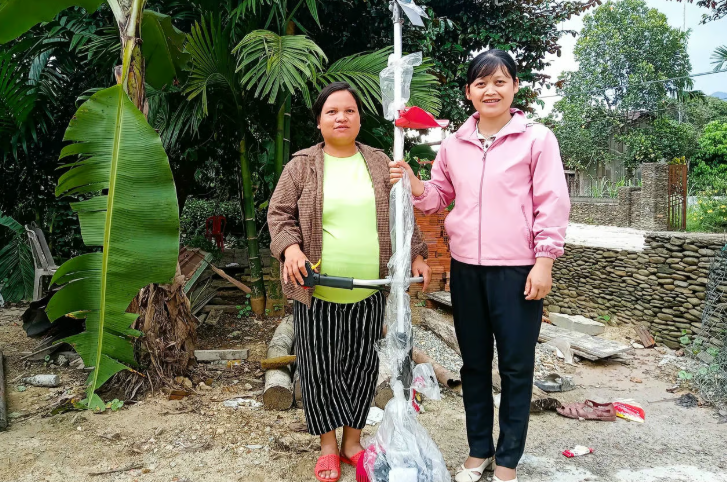 Hội Liên hiệp phụ nữ xã Sông Vàng hỗ trợ máy cắt cỏ (trao sinh kế) để gia đình chị Phượng phục vụ chăn nuôi, sản xuất