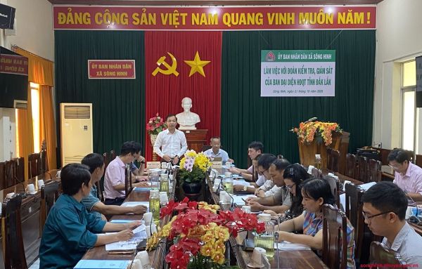 Giám đốc chi nhánh NHCSXH tỉnh Đắk Lắk Đào Thái Hòa phát biểu tại buổi làm việc