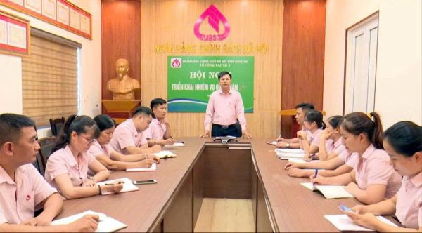 Giám đốc Phòng giao dịch NHCSXH Diễn Châu Nguyễn Văn Tuấn chủ trì cuộc họp bàn triển khai nhiệm vụ những tháng cuối năm 2025.