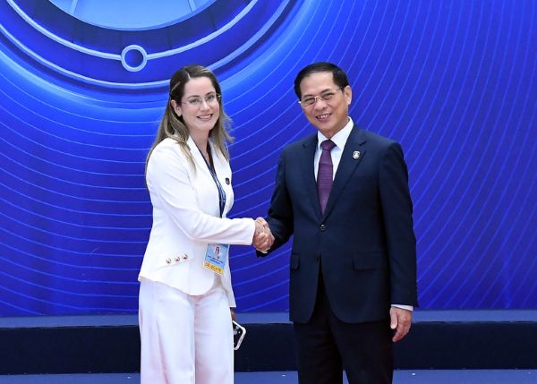 Phó Thủ tướng Bùi Thanh Sơn đón các đại biểu quốc tế đến dự Lễ mở ký Phó Thủ tướng Bùi Thanh Sơn đón các đại biểu quốc tế đến dự Lễ mở ký