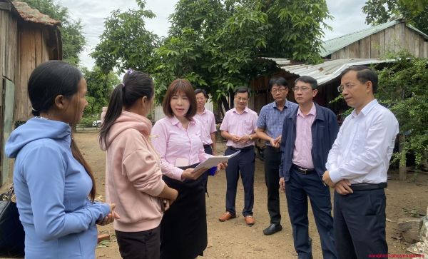 Phó Giám đốc chi nhánh NHCSXH tỉnh Đắk Lắk Trần Thị Thắm (thứ 3 từ trái qua) thăm hỏi tình hình sử dụng vốn vay của hộ người DTTS