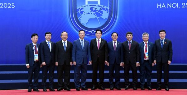 Chủ tịch nước Lương Cường, Phó Thủ tướng Bùi Thanh Sơn và đoàn đại biểu Việt Nam dự Lễ mở ký Công ước Hà Nội. Chủ tịch nước Lương Cường, Phó Thủ tướng Bùi Thanh Sơn và đoàn đại biểu Việt Nam dự Lễ mở ký Công ước Hà Nội.